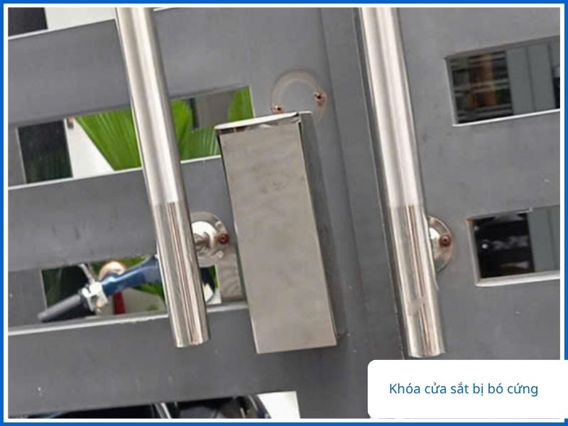 Khóa cửa sắt bị bó cứng khó đóng mở tại nhà