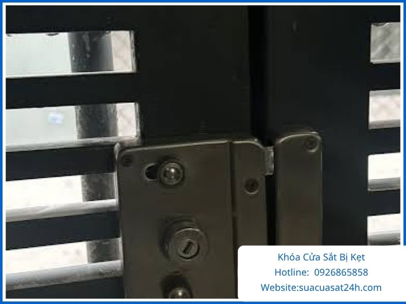 Khóa Cửa Sắt Bị Kẹt: Nguyên Nhân Và Cách Xử Lý Nhanh Chóng Tại Nhà