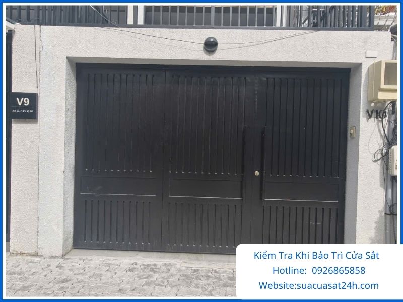 Kiểm tra sửa cổng sắt 2 cánh màu đen TP.HCM - Cơ Khí Hòa Phát 0926865858
