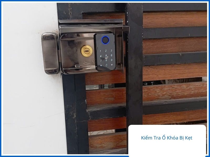 Kiểm tra ổ khóa cửa sắt bị kẹt đúng cách tại nhà