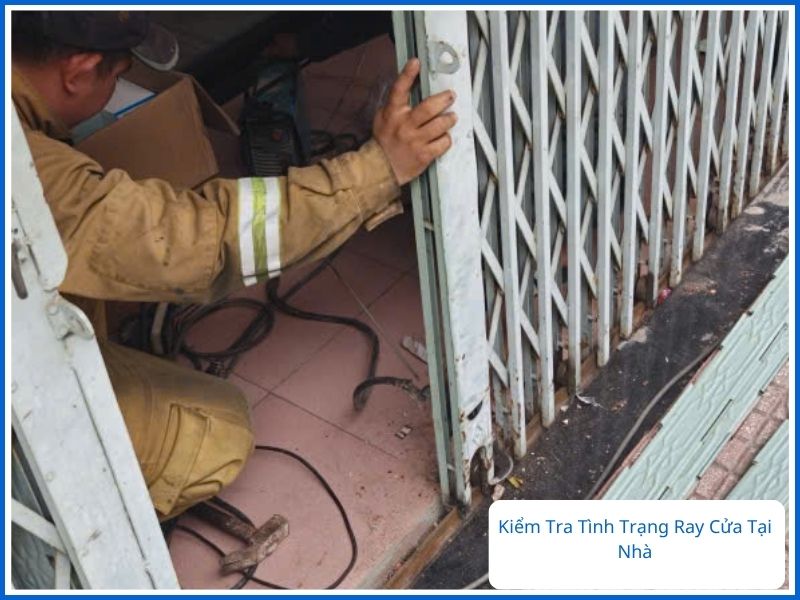 Thợ kiểm tra tình trạng ray cửa kéo tại nhà nhanh chóng