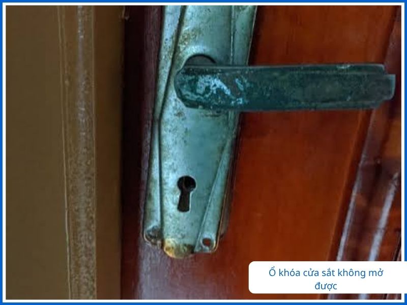 Ổ khóa cửa sắt không mở được do bị kẹt