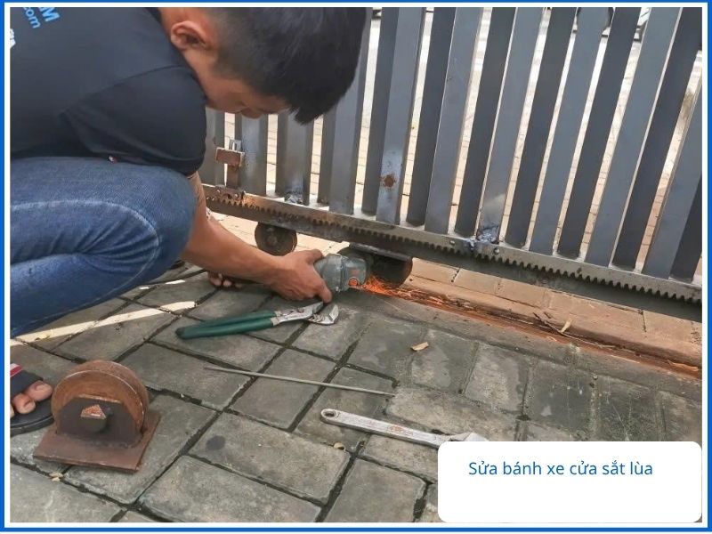 Chuyên sửa và thay bánh xe cửa sắt lùa bị mòn, vỡ bi
