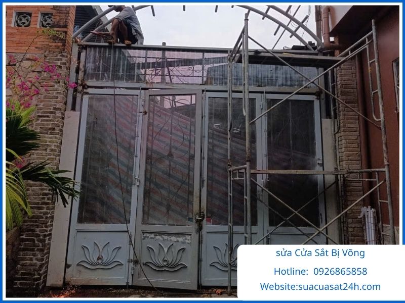 Cửa Sắt Bị Võng: Nguyên Nhân, Cách Khắc Phục Hiệu Quả