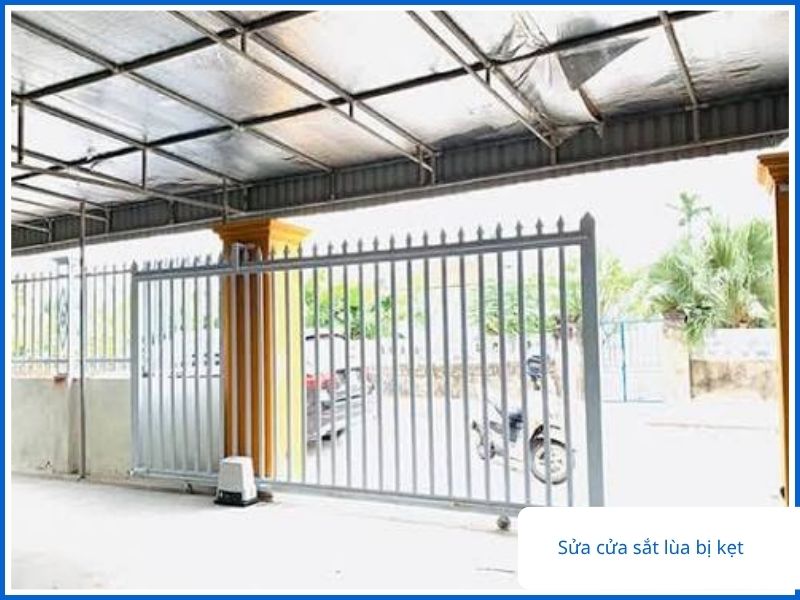 Sửa cửa sắt lùa bị kẹt ray, không trượt được