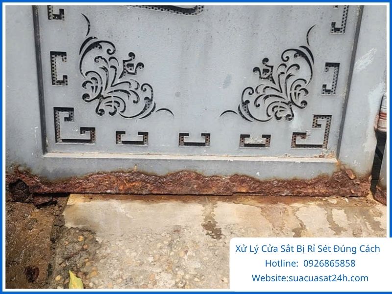 Xử lý chân cửa sắt bị gỉ sắt hư hỏng
