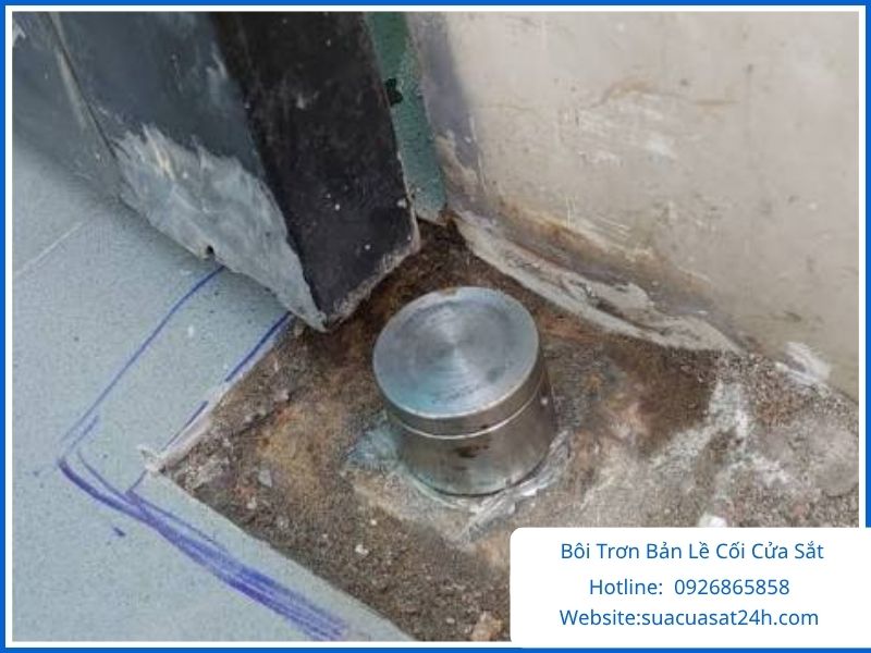 Vệ sinh và bôi trơn bản lề cối cửa sắt bằng mỡ bò chịu nhiệt