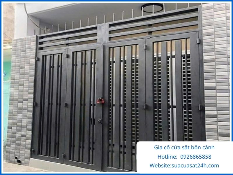 Thợ thi công hàn gia cố cửa sắt bốn cánh bị xệ bản lề nặng