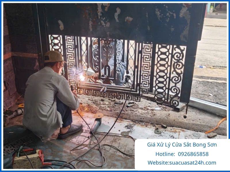Thi công cạo sơn cũ đánh rỉ và sơn lại toàn bộ cửa sắt tại nhà