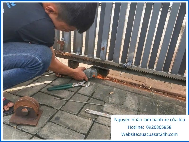 Tìm hiểu nguyên nhân làm hỏng bánh xe cửa lùa sắt nhanh chóng