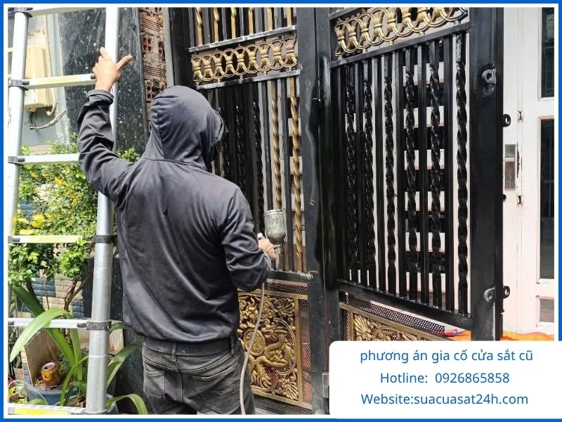 Tư vấn khảo sát phương án gia cố cửa sắt cũ tiết kiệm chi phí