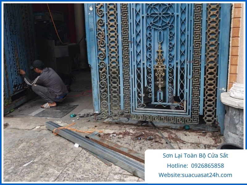 Thi công cạo sơn cũ đánh rỉ và sơn lại toàn bộ cửa sắt tại nhà