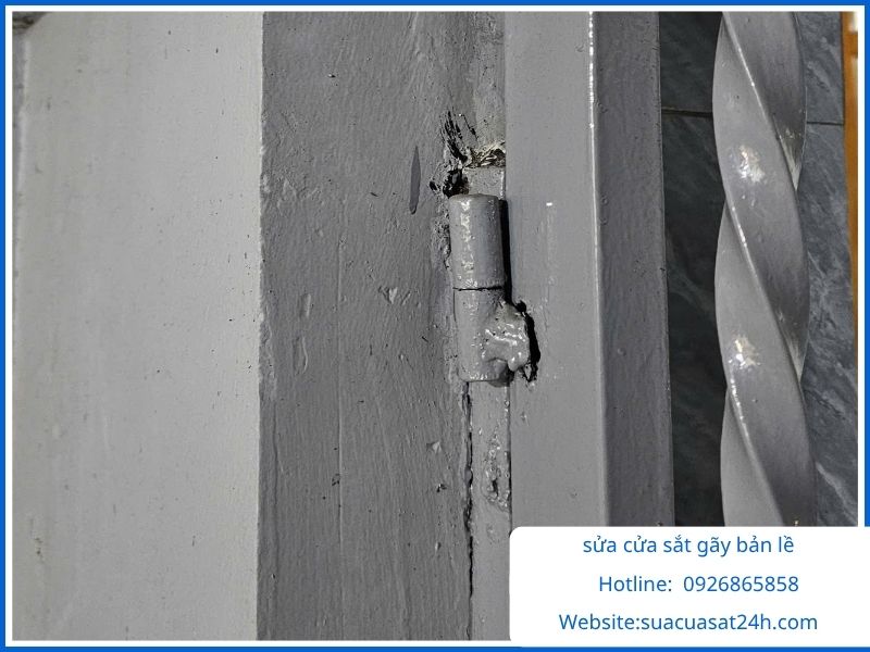 Thi công hàn sửa cửa sắt gãy bản lề đứt mối nối nguy hiểm