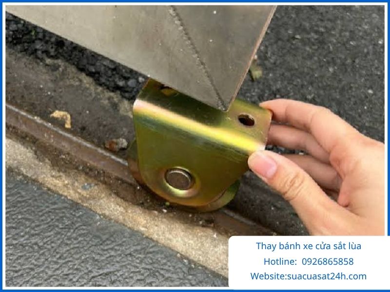 Thay bánh xe cửa sắt lùa bị mòn, vỡ và kẹt vòng bi