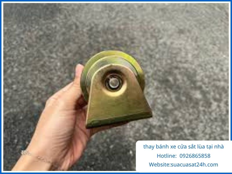 Cung cấp linh kiện và thay bánh xe cửa sắt lùa tại nhà TPHCM