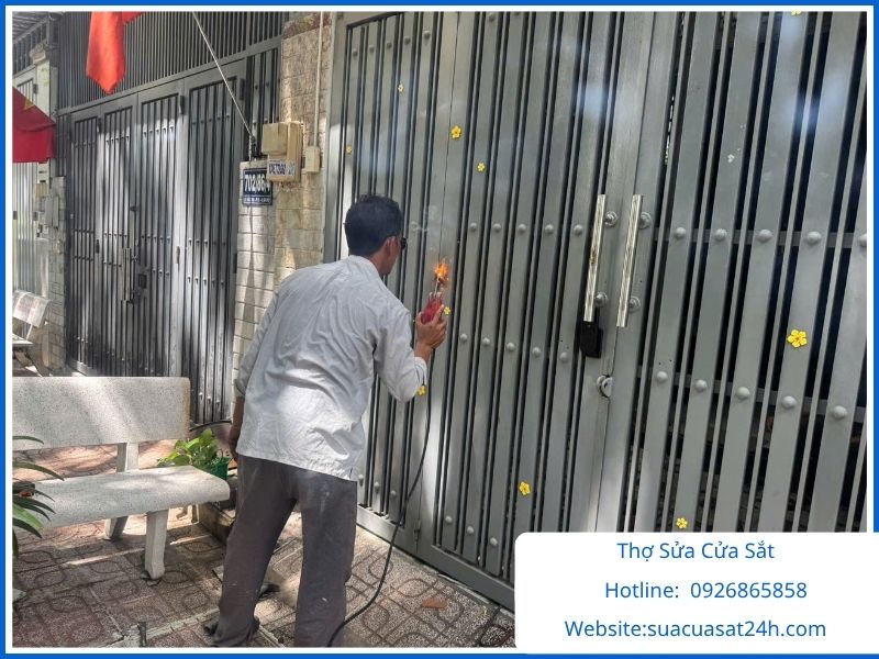 Thợ sửa cửa sắt chuyên nghiệp thi công hàn xì tại nhà TPHCM