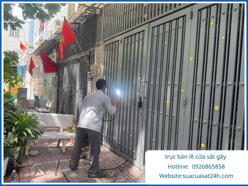 Xử lý sự cố trục bản lề cửa sắt gãy bung mối hàn