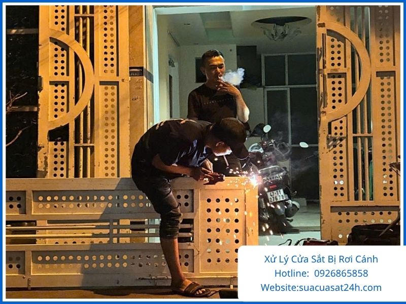 Cửa Sắt Bị Rơi Cánh, Sắp Rơi Khỏi Khung: Nguyên Nhân Và Cách Xử Lý