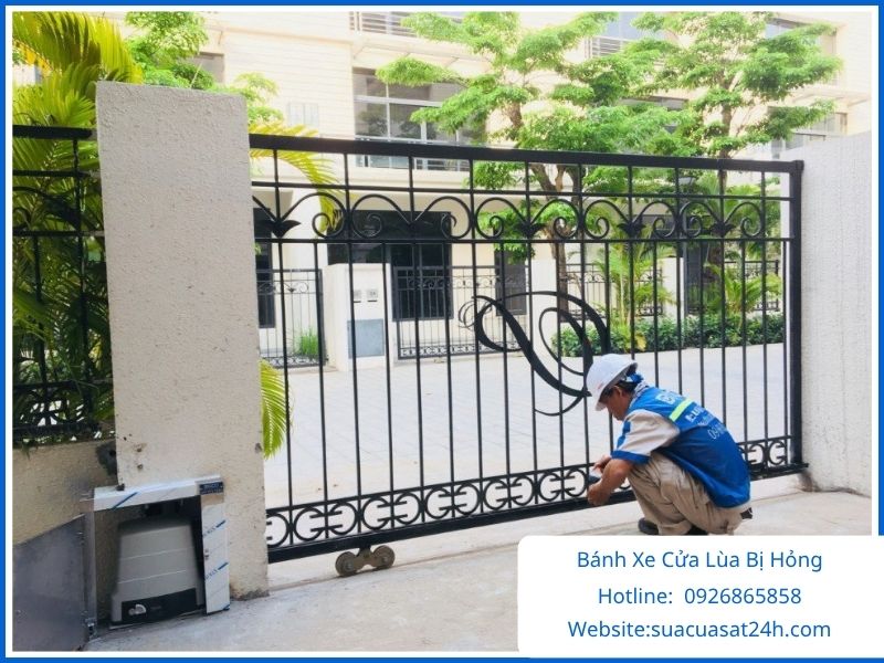 Bánh xe cửa sắt lùa bị hỏng mòn ổ bi trật khỏi đường ray