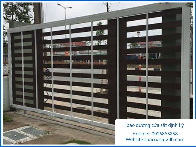 Bảo dưỡng cửa sắt lùa định kỳ tránh trật ray kẹt bánh xe