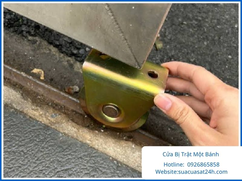 Sửa sự cố cửa sắt lùa bị trật một bánh trượt khỏi ray