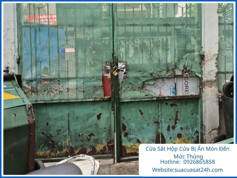 Cửa sắt hộp cũ bị ăn mòn rỉ sét đến mức bị thủng lỗ