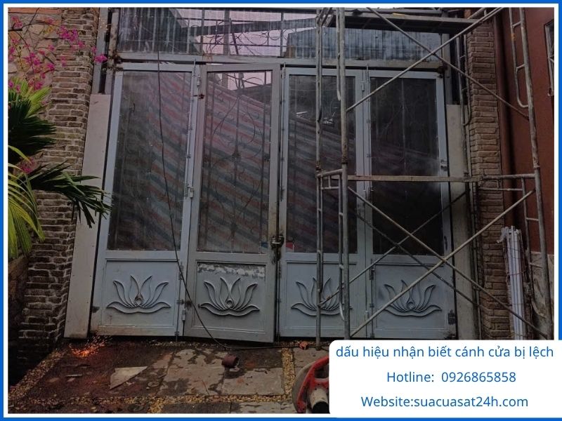 Các dấu hiệu nhận biết cánh cửa sắt bị lệch sạt chốt khóa