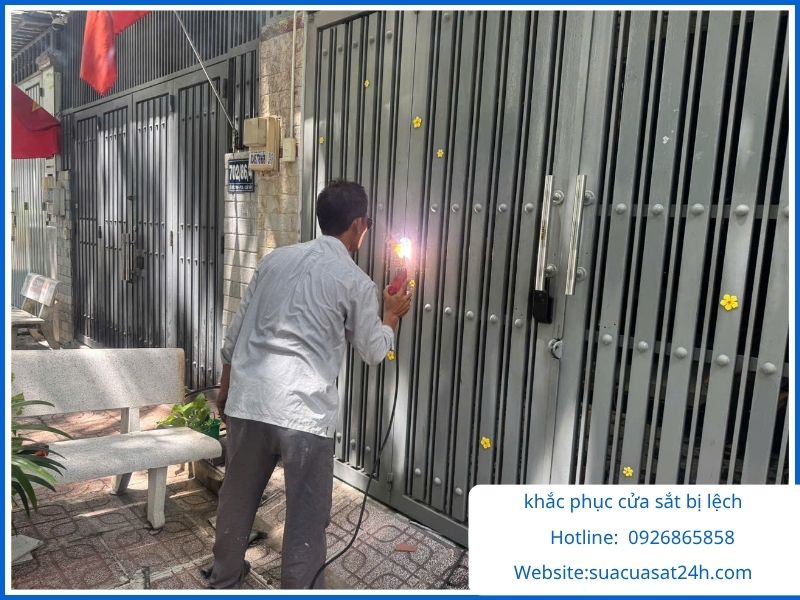 Khắc phục cửa sắt bị lệch cánh cạ nền tại nhà