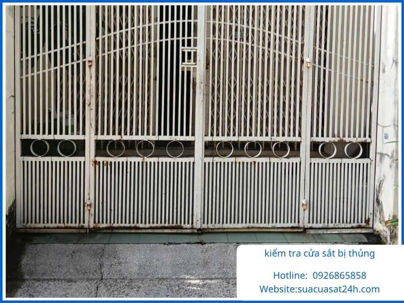 Kiểm tra cửa sắt bị thủng chân và hàn đắp gia cố
