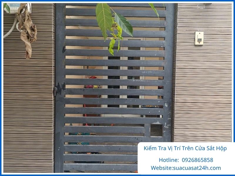 Thợ kiểm tra các vị trí bị thủng rỉ trên cửa sắt hộp
