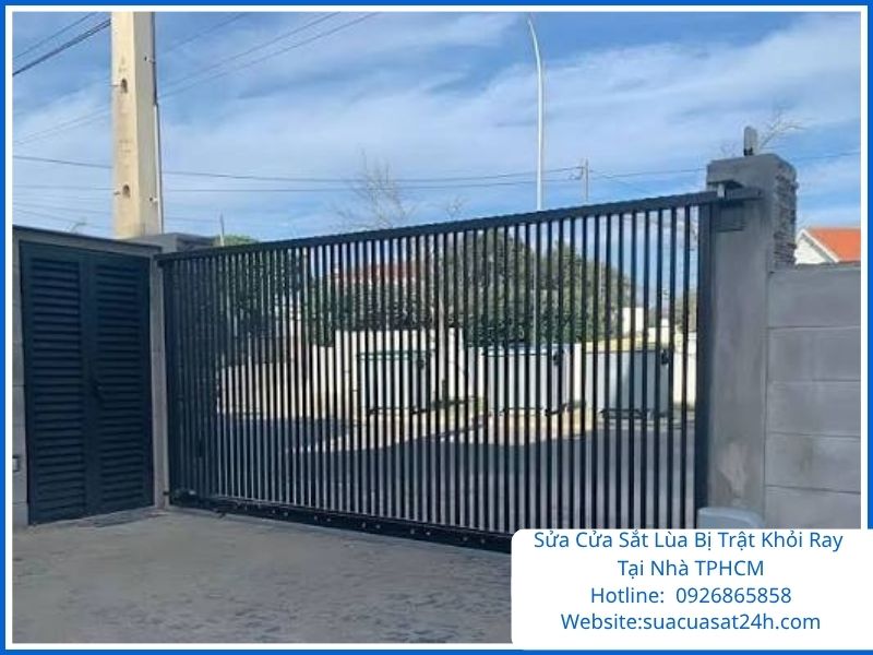 Thợ sửa cửa sắt lùa bị trật khỏi ray tại nhà TPHCM giá rẻ