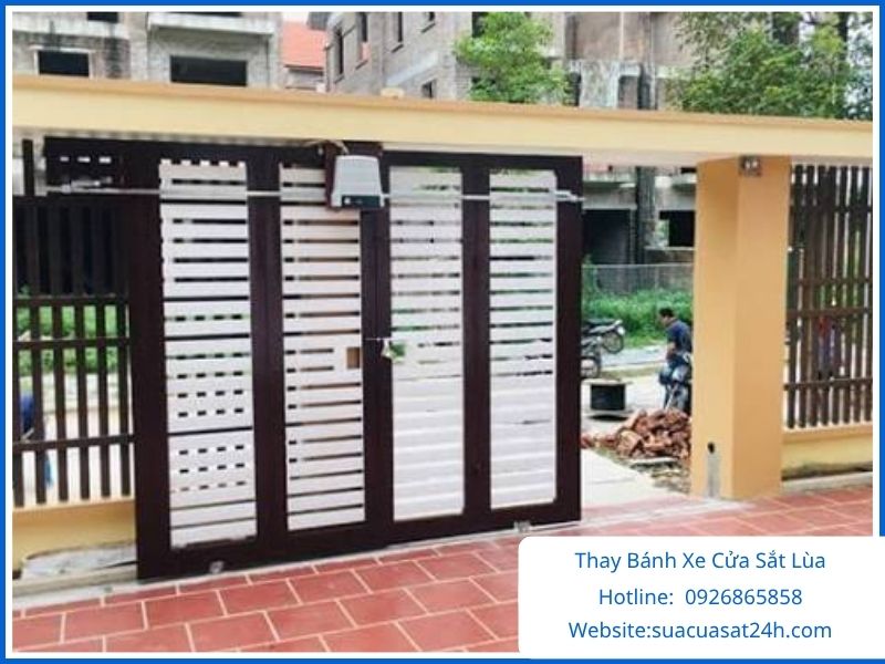 Thợ thi công thay bánh xe cửa sắt lùa chịu lực cao cấp