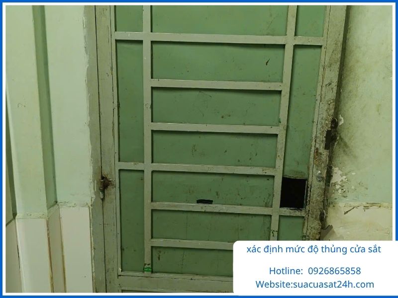 Xác định mức độ thủng cửa sắt để có giải pháp sửa phù hợp