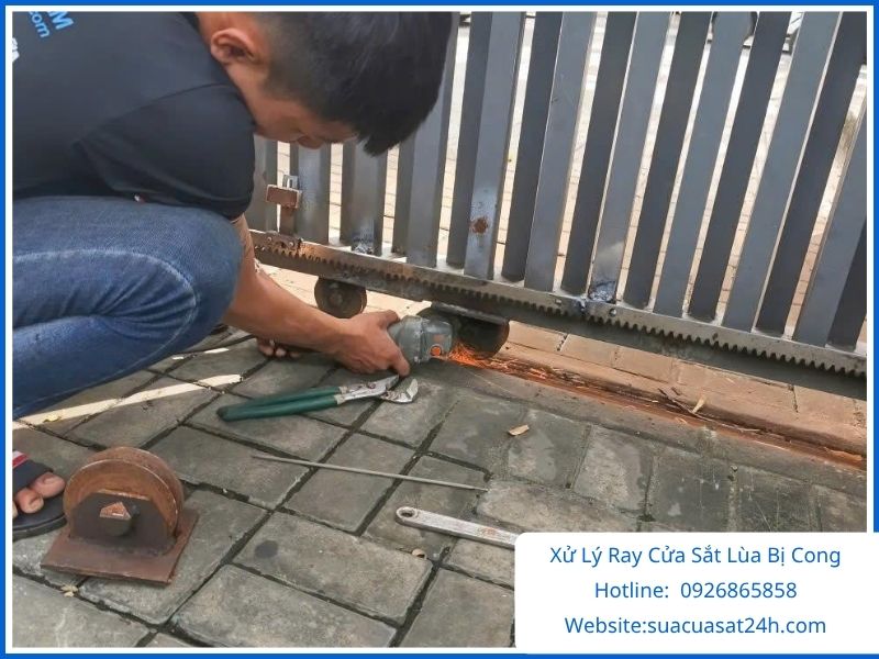 Ray Cửa Sắt Lùa Bị Cong: Dấu Hiệu, Cách Sửa Và Chi Phí